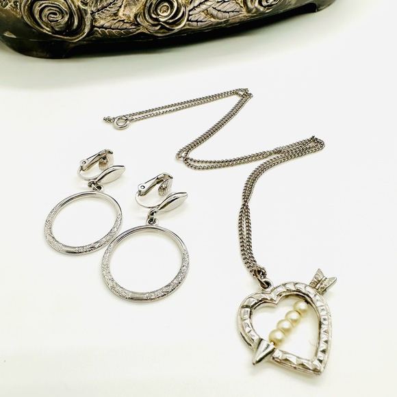 Vintage Trifari Earrings & Heart Necklace - Picture 16 of 17